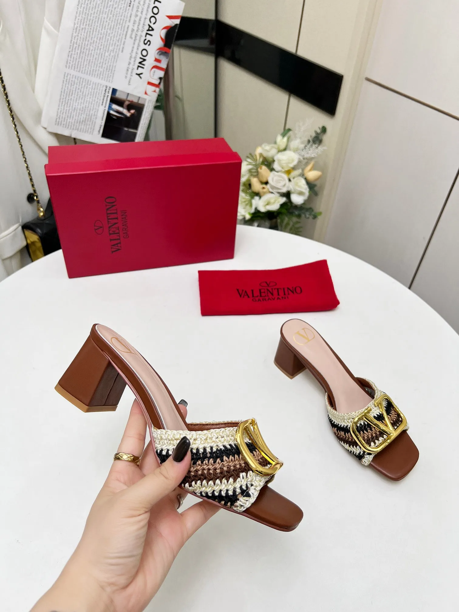 👟👟Ex-factory price 440👟👟 Genuine leather sole +30 🆕 Valentino👑👑 Latest series with perfect hand-woven details. A very eye-catching catwalk series launched [strong][strong] Code number: 35 to 43 (genuine leather sole +30)